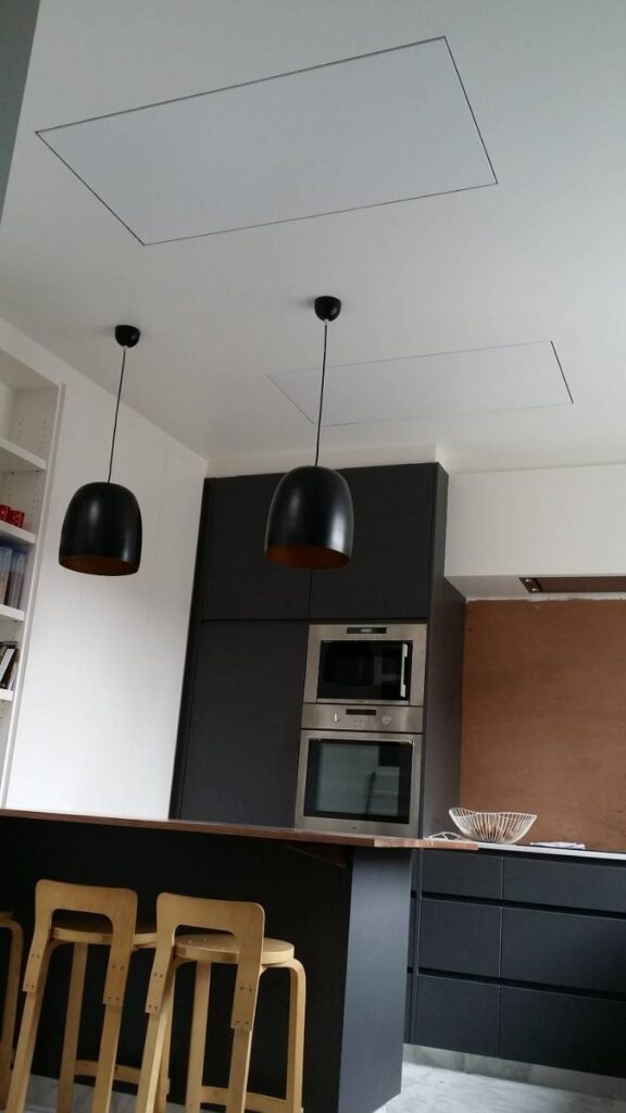 Infraroodpaneel ingebouwd in het plafond.