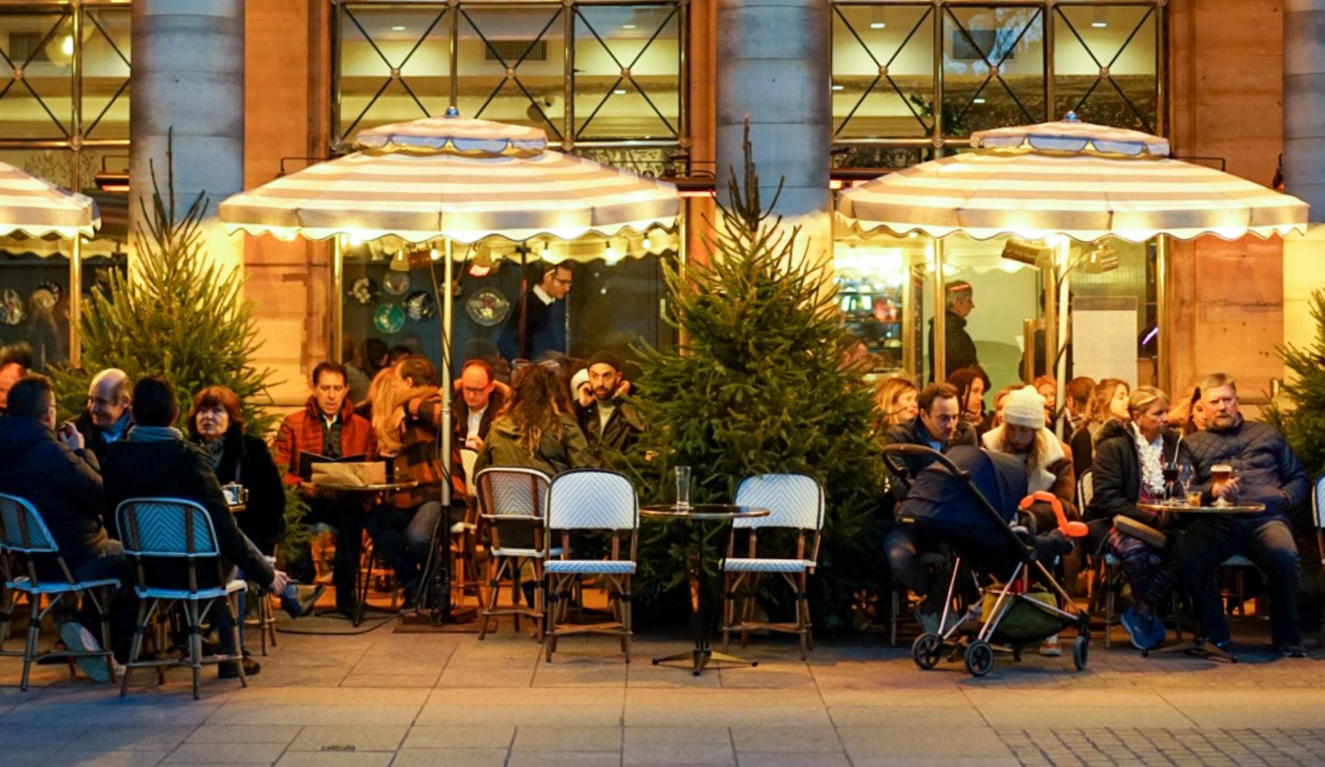 Een warm terras met budgetvriendelijke terrasstralers.