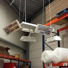 Industriële warmtestralers voor magazijn en productieruimte met bewegingsdetectie.